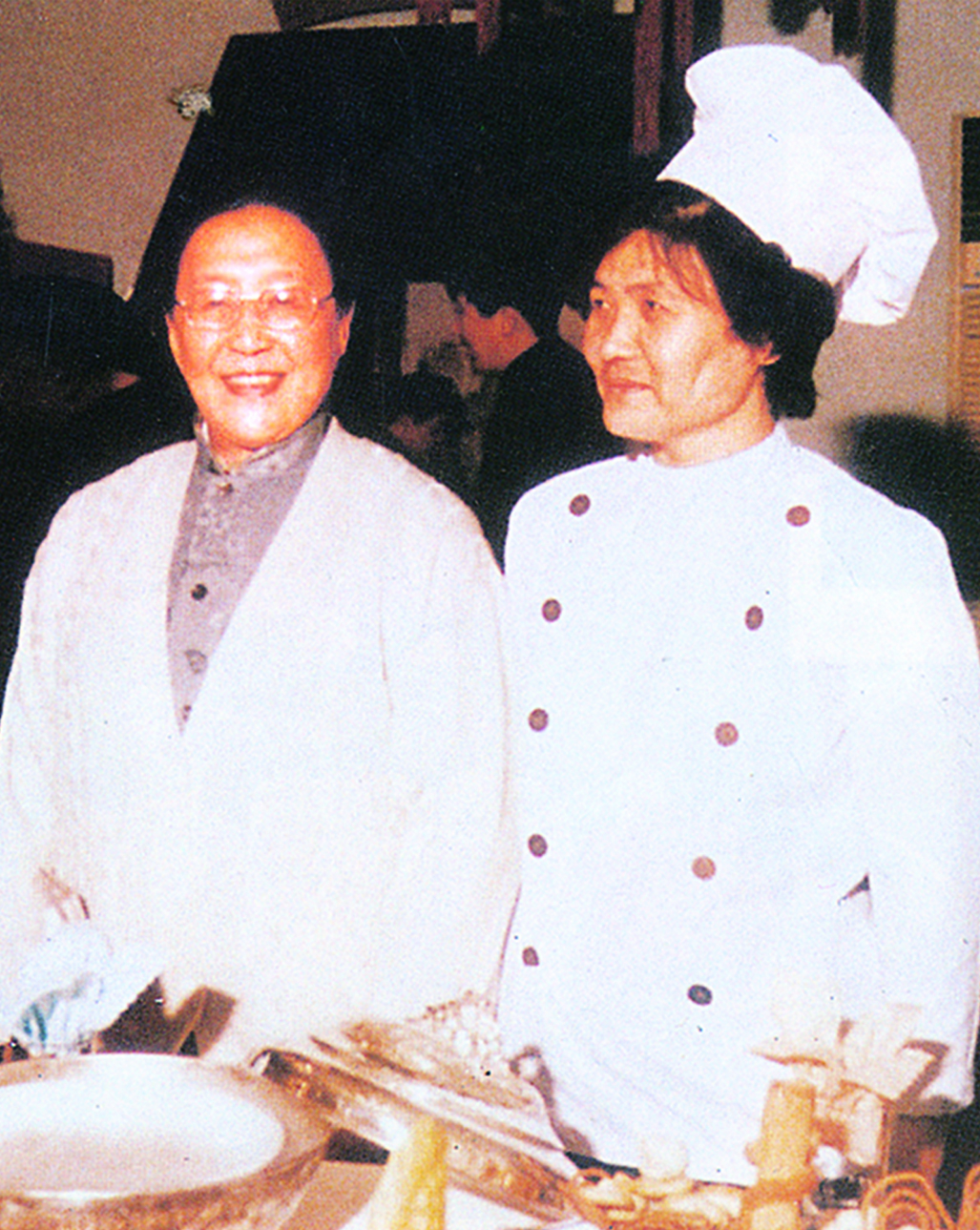 1985年王兴兰女士与孔德茂女士在北京孔膳堂合影