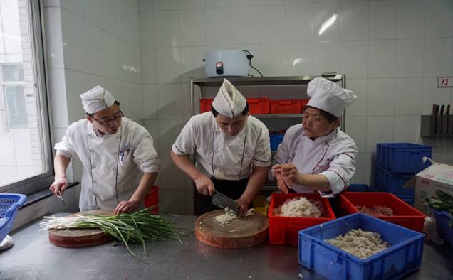 名厨大师进山大 引领校园饮食文化