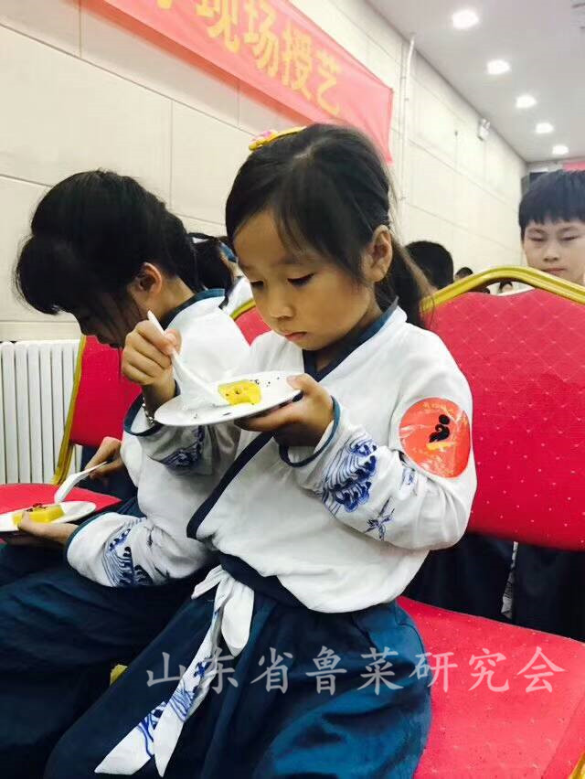 弘扬“孔子饮食文化”传承烹饪技艺 “《我的伟人之路》——给父母的一道菜活动”在济南举行