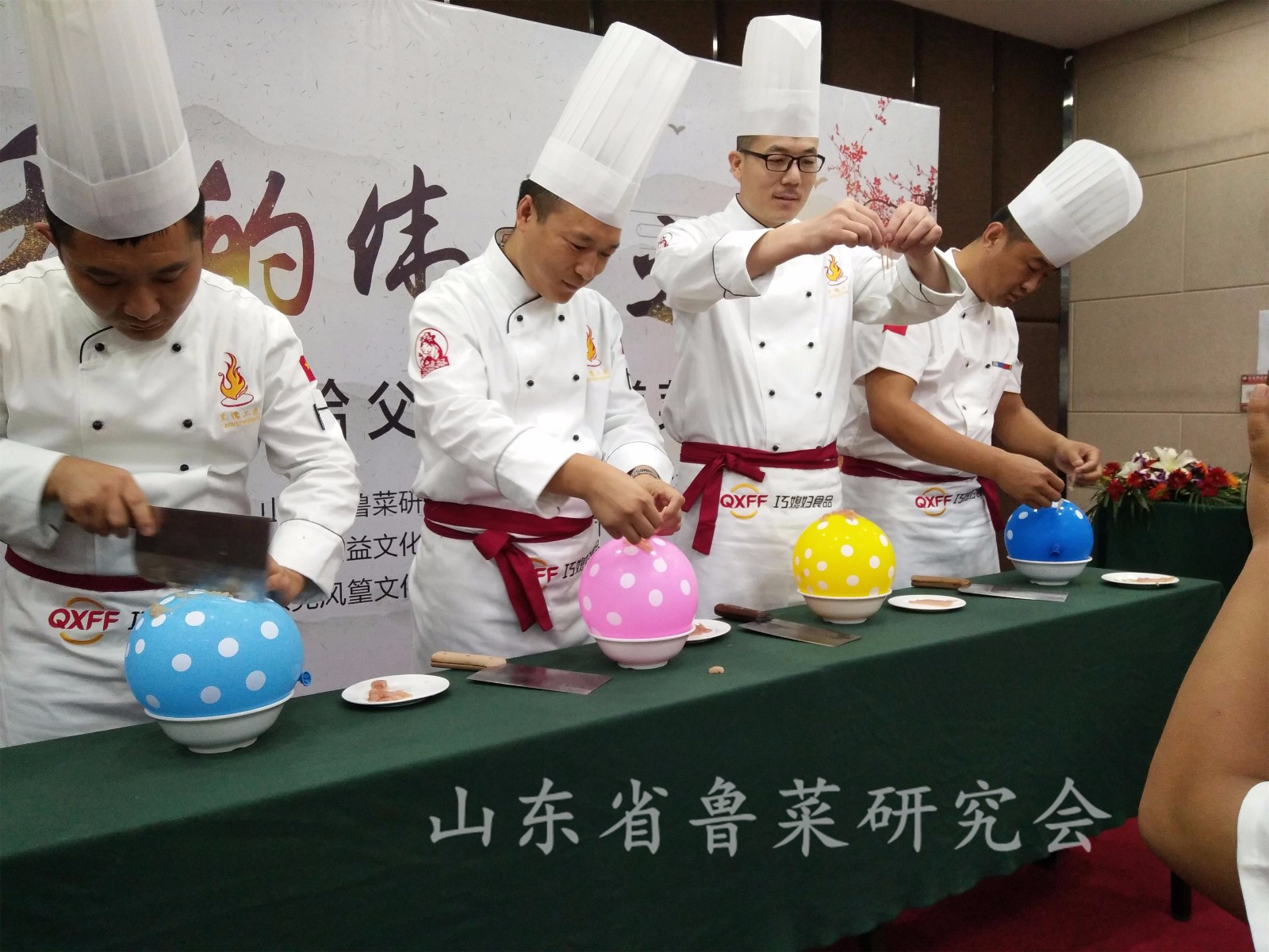 弘扬“孔子饮食文化”传承烹饪技艺 “《我的伟人之路》——给父母的一道菜活动”在济南举行