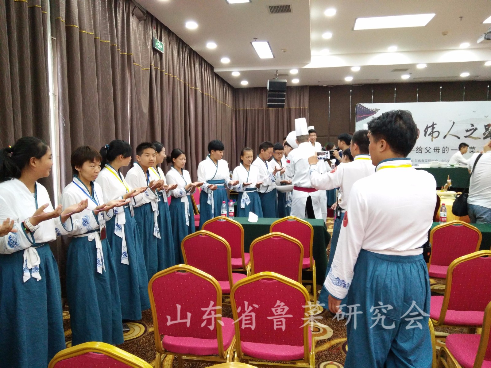 弘扬“孔子饮食文化”传承烹饪技艺 “《我的伟人之路》——给父母的一道菜活动”在济南举行